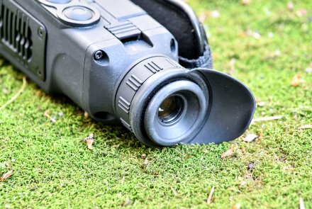 Testbericht: PULSAR Helion XP50 Wärmebildgerät Schieber über dem Okular des Wärmebildgerätes