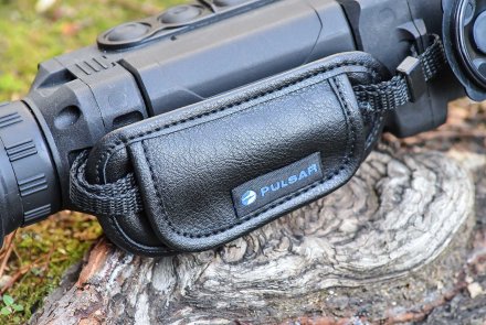 Testbericht: PULSAR Helion XP50 Wärmebildgerät Handschlaufe am PULSAR Helion XP50