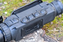 Testbericht: PULSAR Helion XP50 Wärmebildgerät Knöpfe auf dem Wärmebildgerät PULSAR Helion XP50