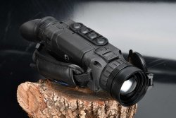 Testbericht: PULSAR Helion XP50 Wärmebildgerät Wärmebildgerät Pulsar Helion XP50 auf einem Baumstamm liegend.