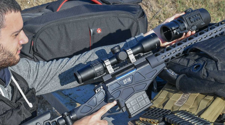 Schütze setzt FXG50 von Pulsar auf die Waffe.