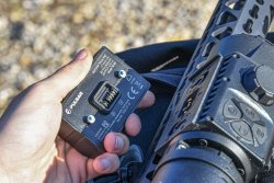Pulsar Krypton FXG50 Thermal-Vorsatzgerät für das Zielfernrohr: Erster Praxistest Entnommenes Akkupack des FXG50, Kontakte sind sichtbar.