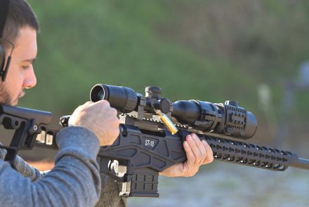 Pulsar Krypton FXG50 Thermal-Vorsatzgerät für das Zielfernrohr: Erster Praxistest Schütze schießt mit einer Waffe mit montiertem Pulsar Krypton FXG50.