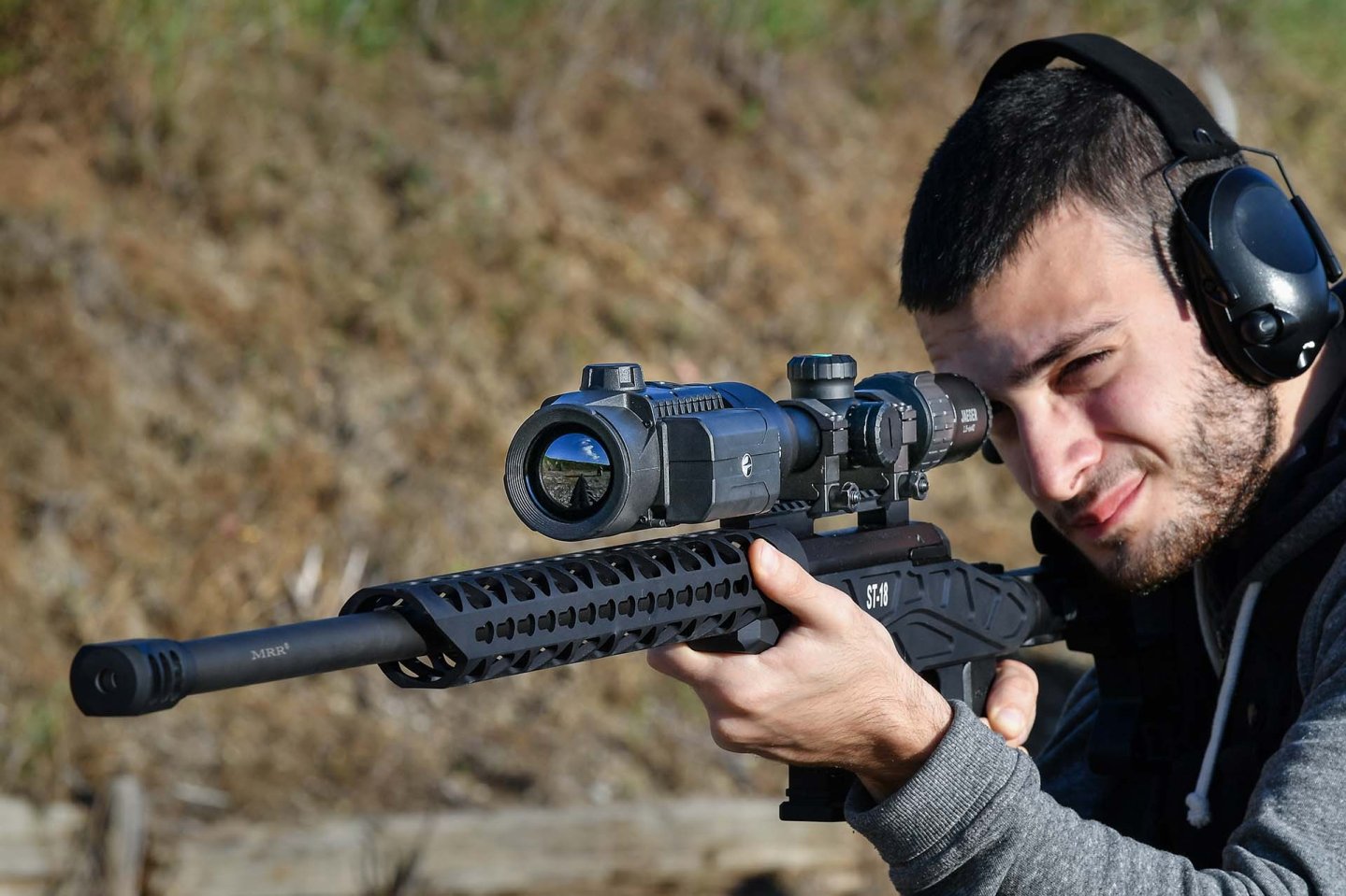 Schütze im Anschlag. Die Optik ein ZF mit Pulsar Krypton FXG50.