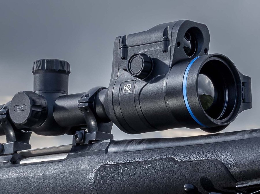 Thermion 2 LRF XL50: Pulsar setzt neue Maßstäbe im Bereich der jagdlichen Wärmebild-Zielfernrohre Blick von schräg vorne auf die linke Seite des Pulsar Thermion 2 LRF XL50-Wärmebildzielfernrohrs.