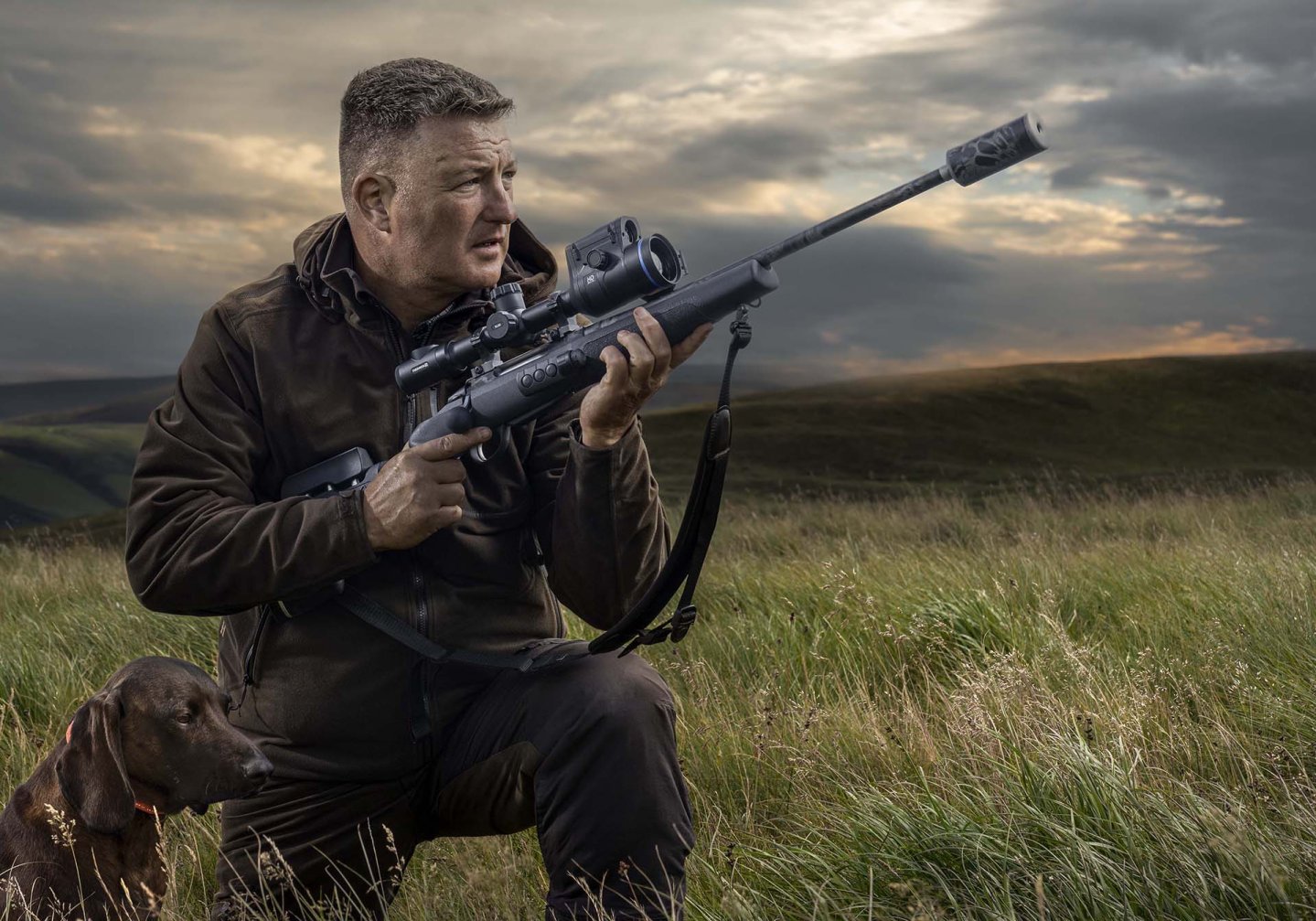 Das neu Pulsar Thermion 2 LRF 50XL wird von einem Jäger mit Hund bei einer Jagd im Ausland verwendet.