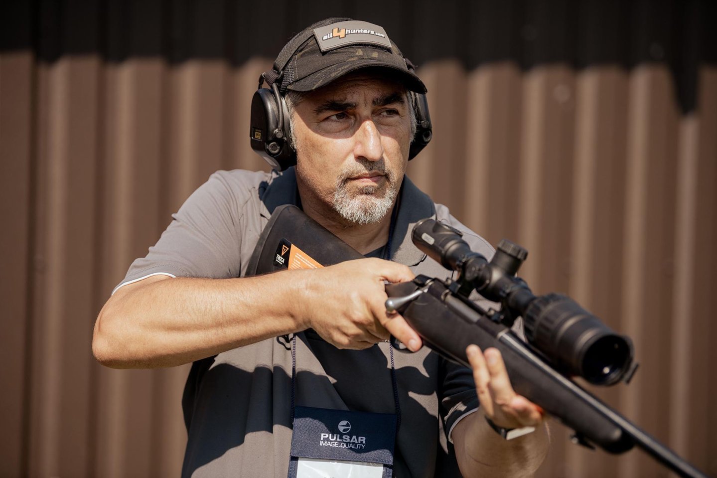 all4hunters.com-Redakteur mit Büchse in der Fertighaltung. Die Büchse hat eine Pulsar-Optik montiert.