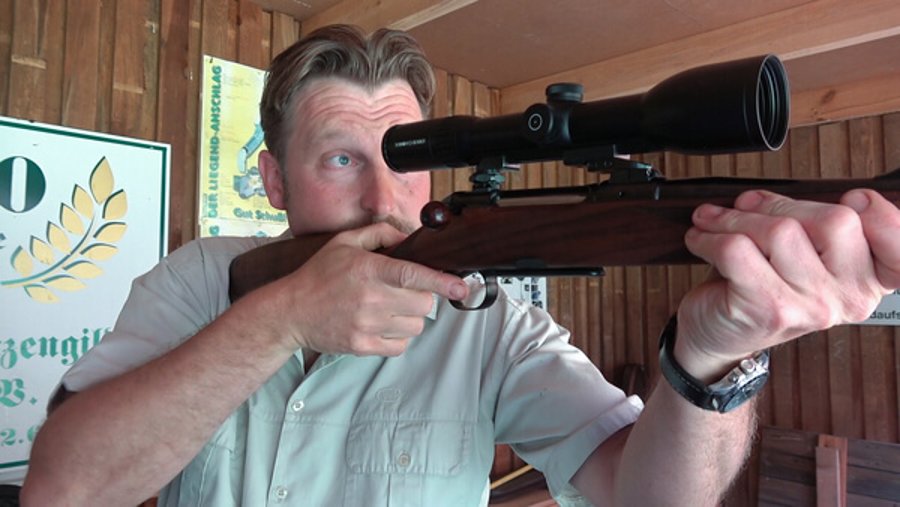 Schmidt & Bender 2,5-10x50 Polar T96 Zielfernrohr im Praxis-Test Jäger im Anschlag mit Heym SR 30 Repetierbüchse und Zielfernrohr Schmidt & Bender 2,5-10x50 Polar T96