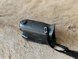 Firefield Hexcore HD 1-3x: Digitales Nachtsichtfernglas – der Preis-Leistung-Hammer? Batteriefach und Fokusrad des Firefield HEXCORE HD 1-3x.