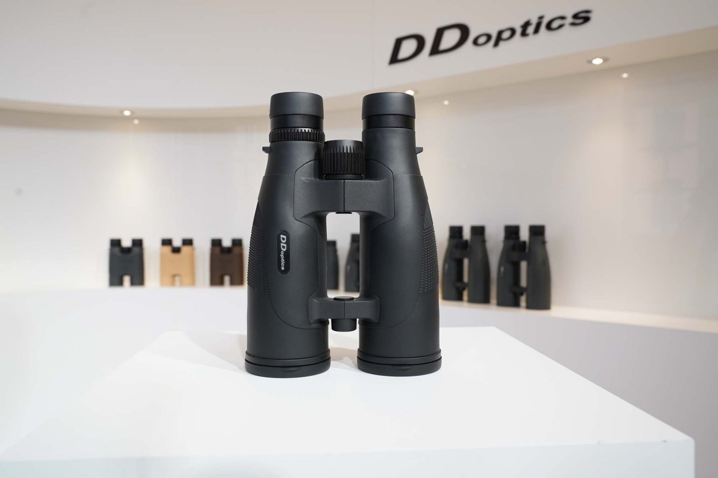 Wie findet man das richtige Fernglas? 7 Tipps vom Experten: Im Gespräch mit Axel Drescher, dem CEO von DDoptics Pirschler 8x56 mit anderen DDoptics-Ferngläsern.