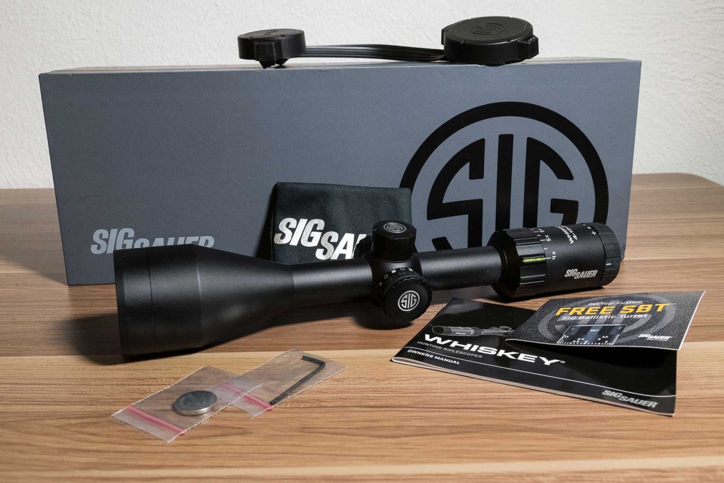 Vorstellung des SIG Sauer Whiskey3 4-12x50 HellFire Triplex SIG Sauer 4-12x50 HellFire Triplex mit Zubehör und Verpackung.