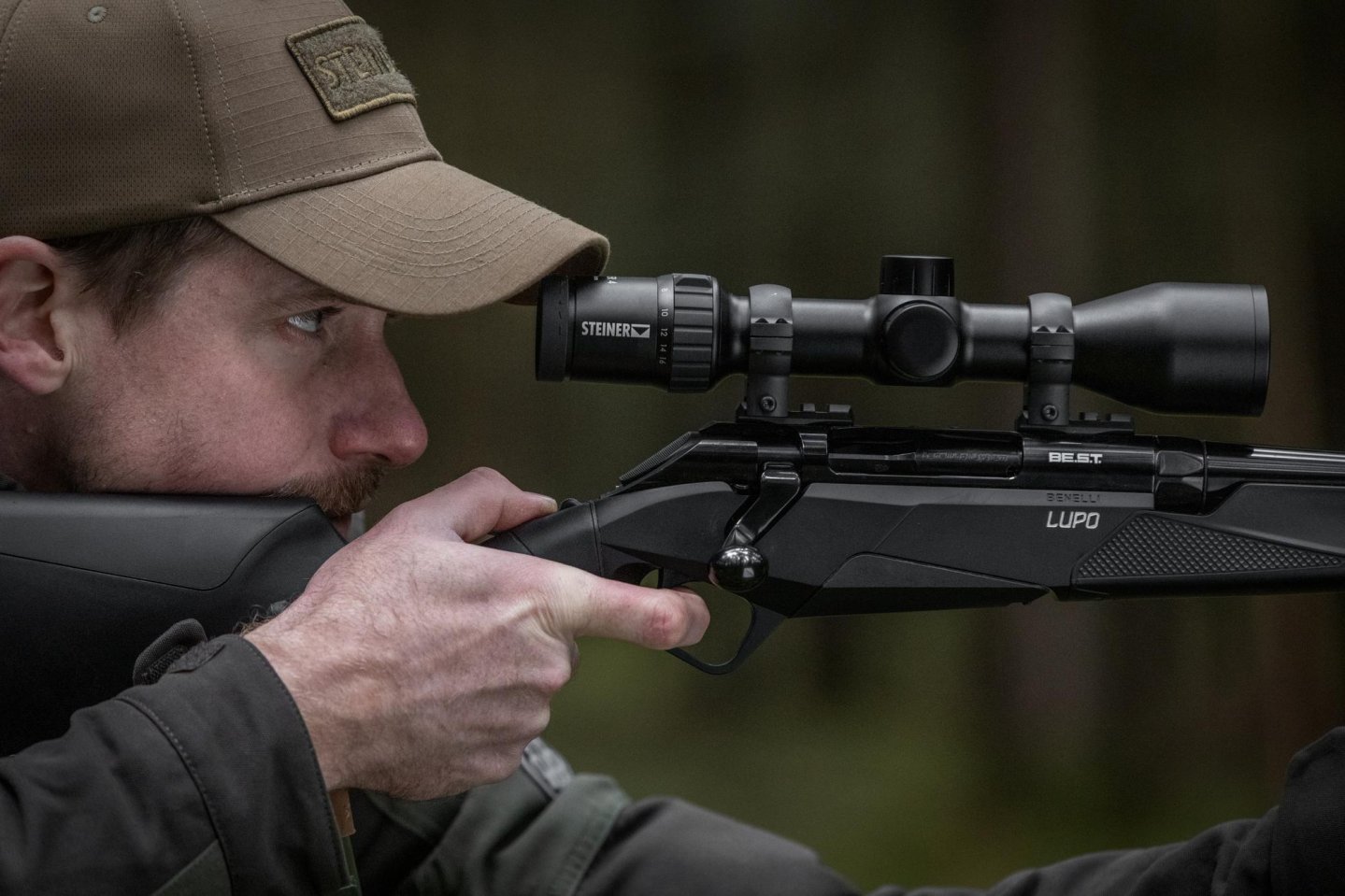 Kurztest und erster Eindruck: Das ultrakompakte Zielfernrohr Steiner Ranger 4S 4-16x44 Zielfernrohr Steiner Ranger 4S 4-16x44 auf einer Büchse im Anschlag des Jägers.