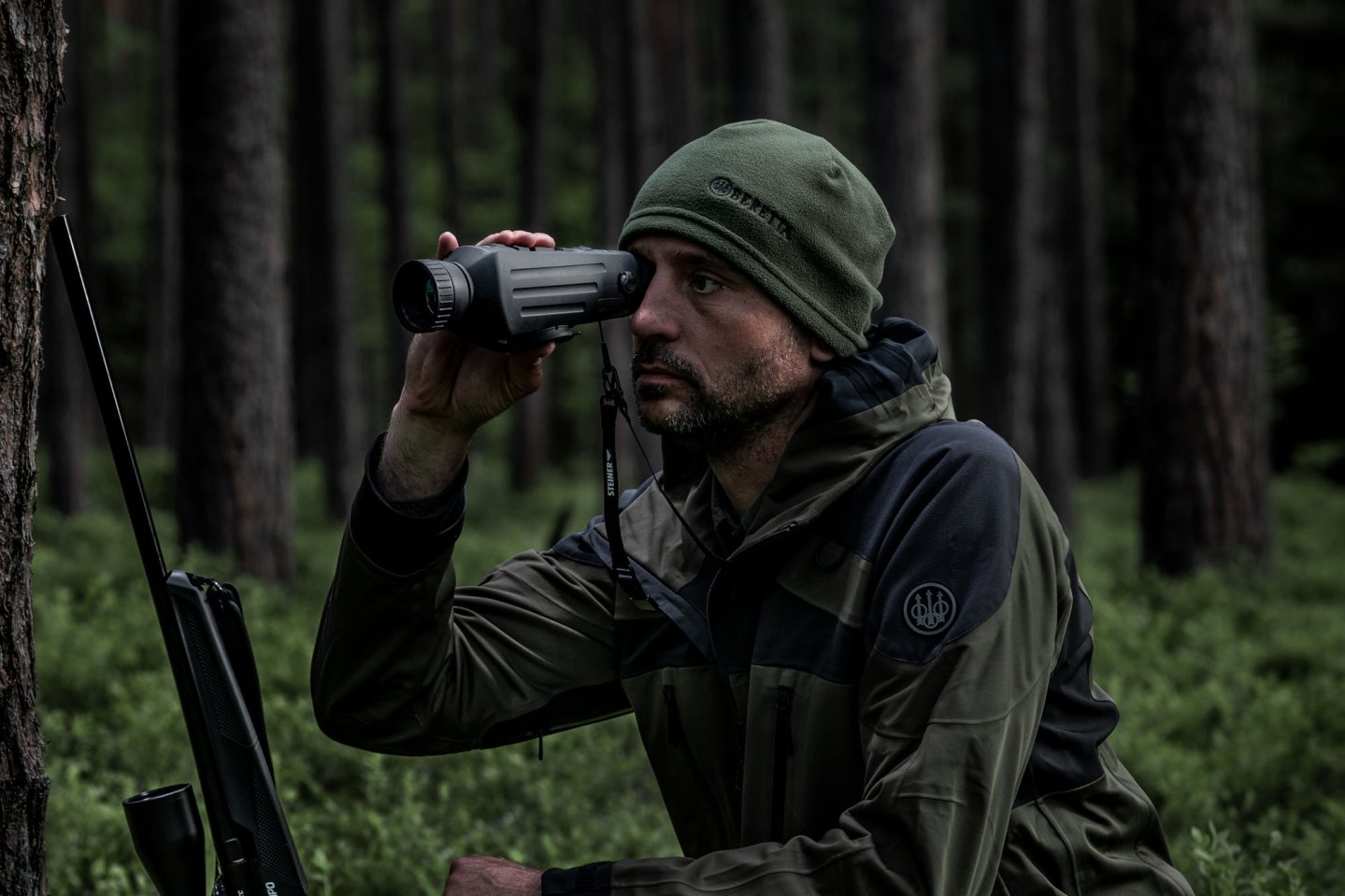 Im Test: Steiner Nighthunter H35 – das erste Thermalsichtgerät des Herstellers im Test Jäger mit Steiner Nighthunter H35.