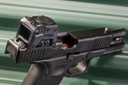 Hintergrund Steiner: Geschichte und Segmente Jagd, Sportschießen, Marine und Adventure Steiner MPS auf einer GLOCK 17 montiert.