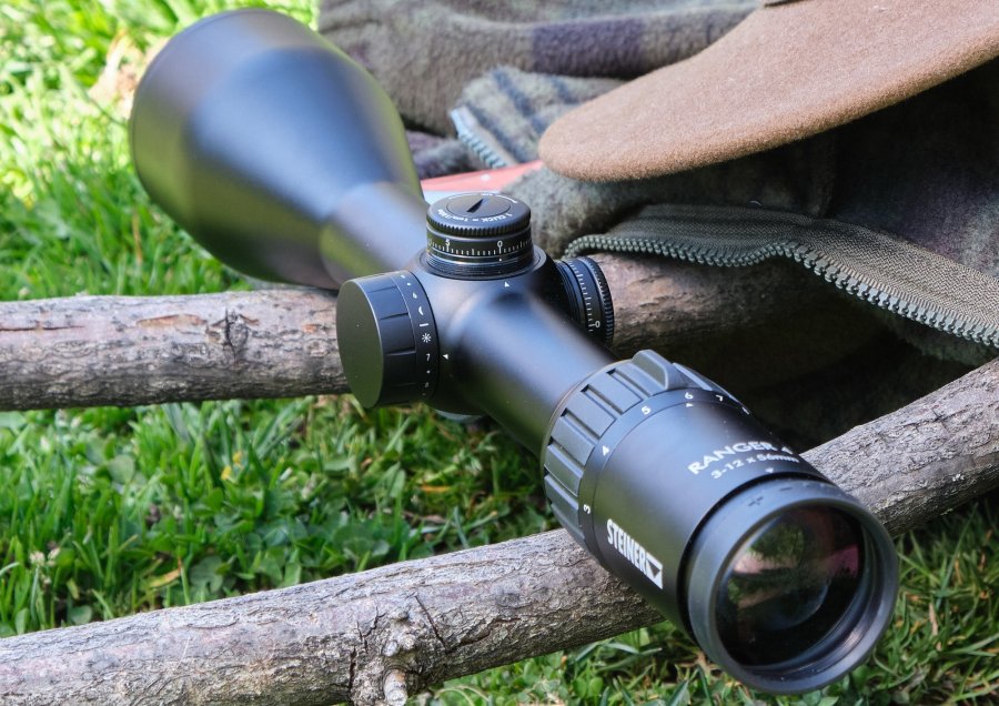 Steiner Ranger 4: Neue Zielfernrohr-Serie des bayreuther Optikhersteller für 2021 – wir stellen das 3-12x56 vor Steiner Ranger 4 3-12x56 von hinten links in der Gesamtansicht.