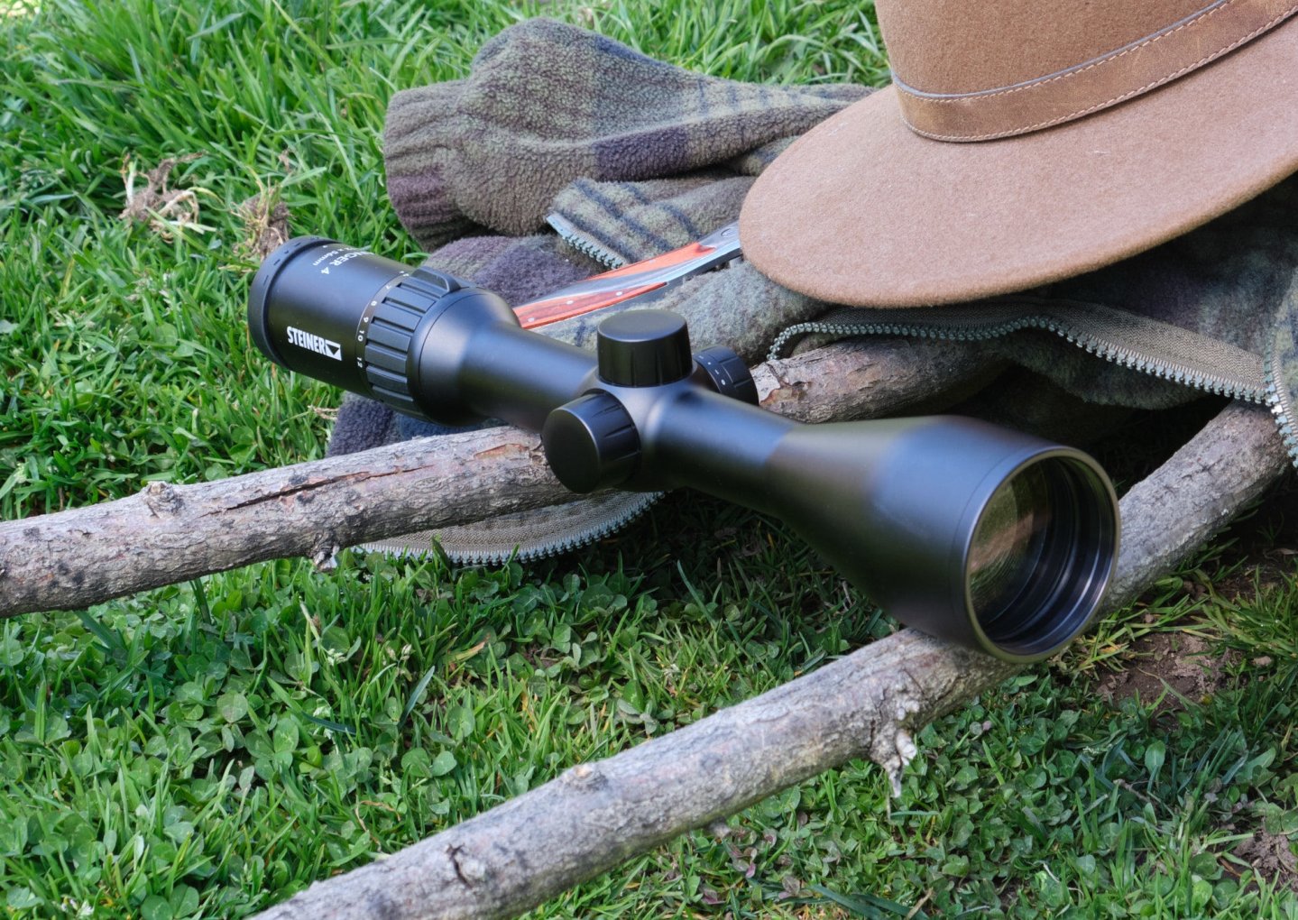 Steiner Ranger 4: Neue Zielfernrohr-Serie des bayreuther Optikhersteller für 2021 – wir stellen das 3-12x56 vor Steiner Ranger 4 3-12x56 von vorne links in der Gesamtansicht.