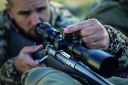 Swarovski Optik Z8i 3,5-28x50 P: Zuwachs für die Z8i-Serie speziell für die Jagd auf weite Distanzen Ein Jäger stellt das Swarovski Optik Z8i 3,5-28x50 P über den felxiblen Ballistikturm ein.