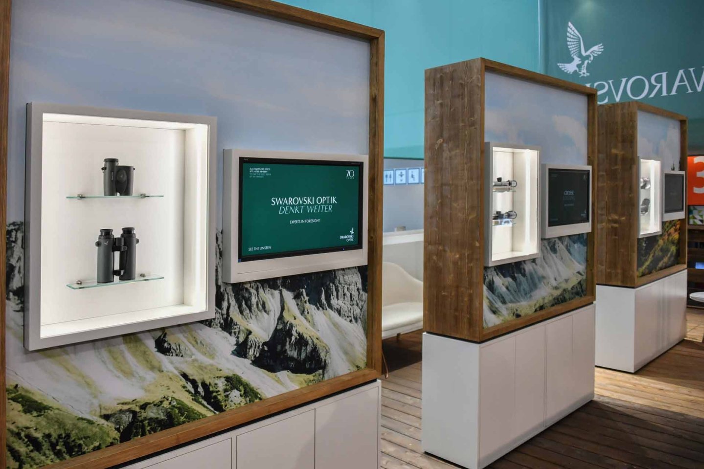 70 Jahre Swarovski auf der IWA 2019 und das neue Outdoor-Teleskop Swarovski ST Vista Verschieden Vitrinen mit Produkten und interaktiven Monitoren bildeten die Ausstellung "70 Years" auf dem Messestand von Swarovski.