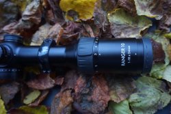 Test: Steiner Ranger 10 1-10x24 – das erste Drückjagdglas im Premium-Segment mit 10-fach Zoom. Was bringt das in der Praxis? Die Dioptrinverstellung am Okular und der Zoomring verfügen über eine Gummiarmierung.