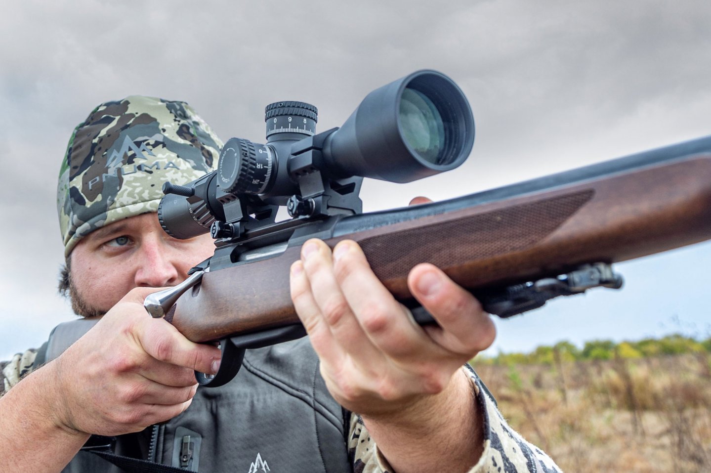 Praxistest des neuen Zielfernrohrs Presidio 3-18x50 MR2 FFP für mittlere bis weite Distanzen von Sightmark Das Gehäuse des Sightmark Presidio 3-18x50 besteht aus schwarzeloxiertem Flugzeugaluminium. Die Klickrastung der Verstelltürme ist mrad-basiert. Pro Klick wandert das Absehen um 1 cm auf 100 m Distanz.