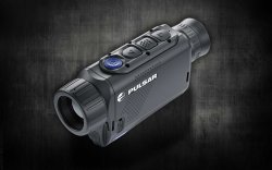 Pulsar Axion XM30F: Monokulares Thermalsichtgerät im Taschenformat in der Vorstellung Axion XM30F von vorne links.