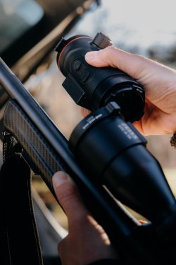 ThermTec Hunt Pro: Vorstellung des Wärmebild-Vorsatzgeräts durch Lippejagd ThermTec Hunt Pro vorm Zielfernrohr, Abnahme.