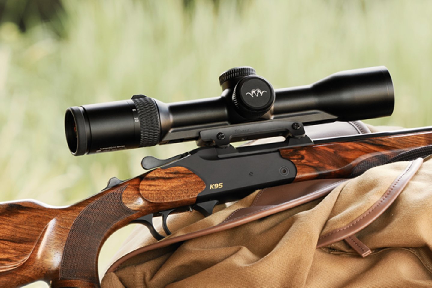Neues von Blaser: das vielseitig einsetzbare Allround- Zielfernohr B2 1.7-10x42 iC und der Blaser-Katalog 2024 Fit für die Bergjagd: Das neue Blaser B2 1.7-10x42 iC montiert auf einer Kipplaufbüchse K95.