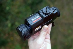 Praxistest: Vorstellung der Wärmbildkamera InfiRay Finder FH35R V2 mit einem ersten Testeindruck aus dem Revier Die Arretierung des Akkus beim InfiRay Finder FH35R V2 erfolgt per Klapphebel.