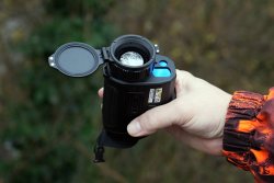 Praxistest: Vorstellung der Wärmbildkamera InfiRay Finder FH35R V2 mit einem ersten Testeindruck aus dem Revier Der Schutzdeckel für die Objektivlinse des InfiRay Finder FH35R V2.