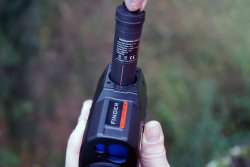 Praxistest: Vorstellung der Wärmbildkamera InfiRay Finder FH35R V2 mit einem ersten Testeindruck aus dem Revier Akkuwechsel beim InfiRay Finder FH35R V2.