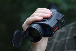 Die neue High-End-Wärmebildkamera InfiRay Finder FH50R im Detail. Und so können Sie ein kostenloses Wärmebild-Handheld InfiRay Iris IL35 ergattern! Jäger beim Bedienen des InfiRay Finder FH50 R V2.