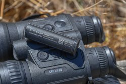 Test mit Video: Ist das Pulsar Merger LRF XL50 HD wirklich das derzeit beste Wärmebild-Fernglas auf dem Markt? Zusammen mit dem externen Akku hält der interne Akku das Pulsar Merger LRF XP50 rund 7 Stunden am Laufen.