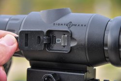 Weltpremiere und erster Praxistest: Das kompakte Wärmebild-Zielfernrohr Sightmark Wraith Mini 2-16x35 Thermal Eine zweifache Gummiabdeckung verhindert, dass Wasser und Schmutz an den USB-C-Anschluss und den MicroSD-Karten-Slot des Wraith Mini 2-16 Thermal gelangen können.