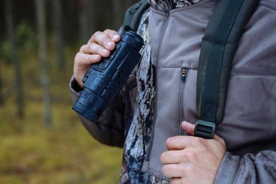 YUKON: Wärmebildgeräte Pulsar Quantum Lite XQV Robustes und frostbeständiges Wärmebildgerät Pulsar Quantum XQV in der Hand eines Jägers