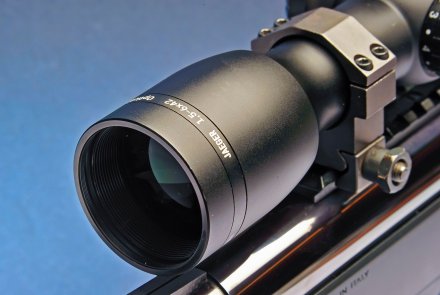 Objektiv des 1,5-6x42 Zielfernrohrs Nahaufnahme des Yukon Jaeger