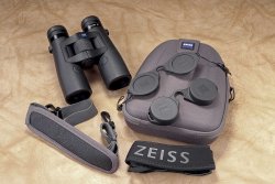 Test: ZEISS Victory RF 10x42 Fernglas + ZEISS Hunting App Der Lieferumfang des ZEISS Victory RF 10x42 Laser-Entfernungsmessers.