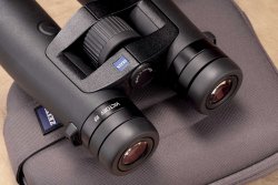 Test: ZEISS Victory RF 10x42 Fernglas + ZEISS Hunting App Okulare des ZEISS Victory RF 10x42 Fernglas mit integriertem Laser-Entfernungsmesser und Echtzeit-Ballistikrechner