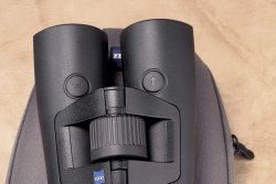 Test: ZEISS Victory RF 10x42 Fernglas + ZEISS Hunting App Die 2 Tasten am ZEISS Victory RF 10x42 dienen zur Bedienung des Feldstechers.