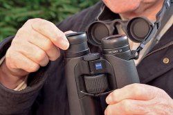 Test: ZEISS Victory SF 8x42 Fernglas Verstellen der Augenmuscheln des Zeiss Victory SF 8x42 Fernglases