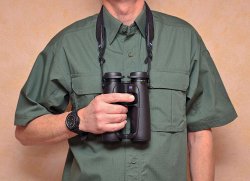 Test: ZEISS Victory SF 8x42 Fernglas Das Zeiss Victory SF 8x42 Fernglas umgehängt