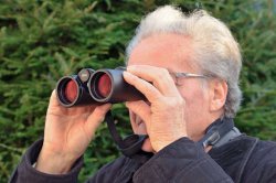 Test: ZEISS Victory SF 8x42 Fernglas Mann schaut durch das Zeiss Victory SF 8x42 Fernglas