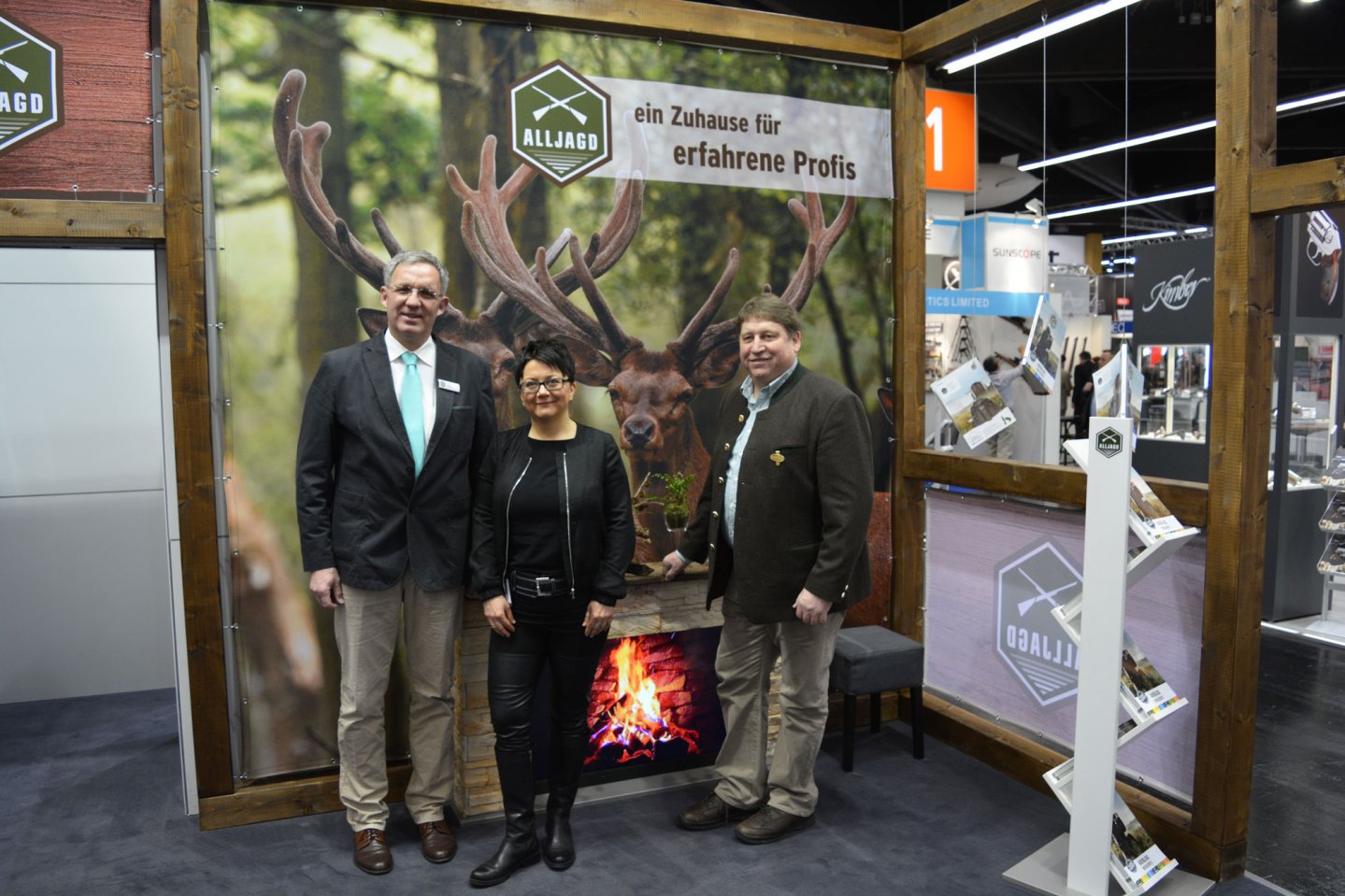 ALLJAGD auf der IWA 2017 Gruppenfoto von dem Stand von ALLJAGD auf der IWA 2017