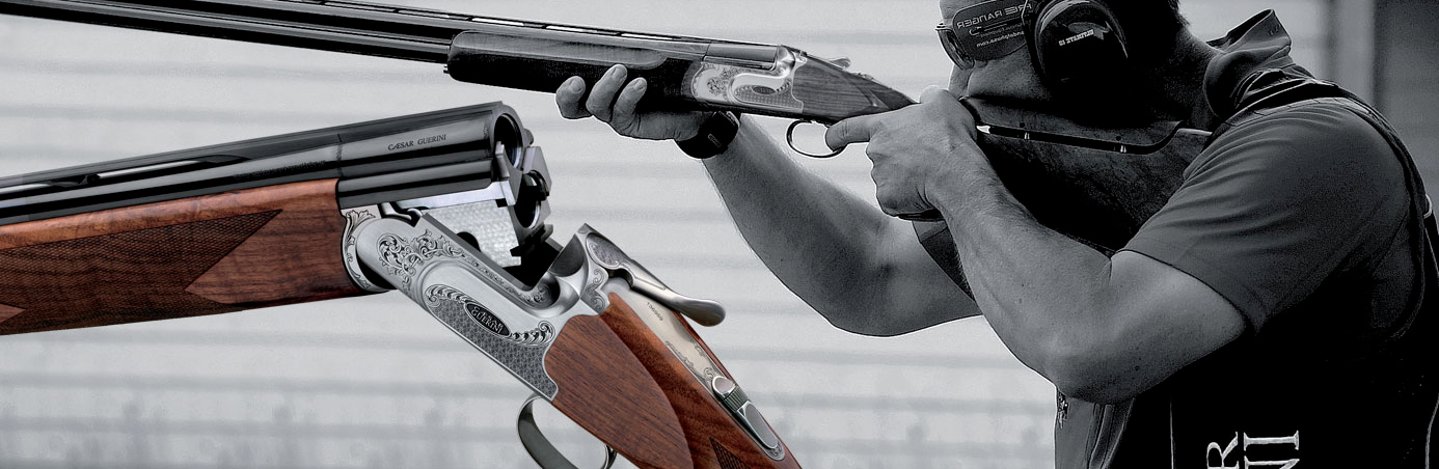Caesar Guerini Innovation Ein Schütze auf dem Schießstand mit einer Doppelbockflinte von Caesar Guerini