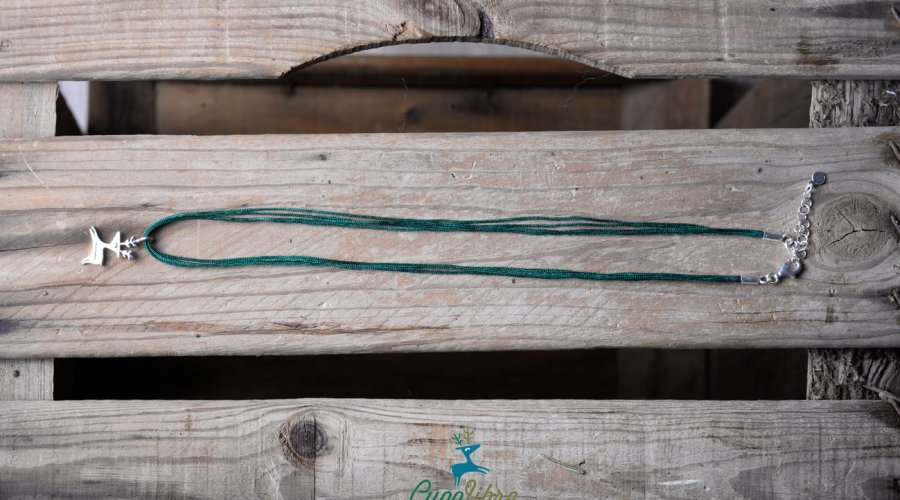 Cupo Libre: Jagd, Jagdschmuck und mehr Halskette Hirsch mit Stoffband von Cupo Libre.