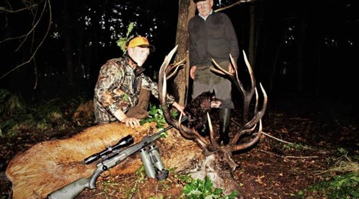 Jagd auf einen reifen Rothirsch mit den Hunter Brothers Foto bei Regen mit erlegtem Rothirsch