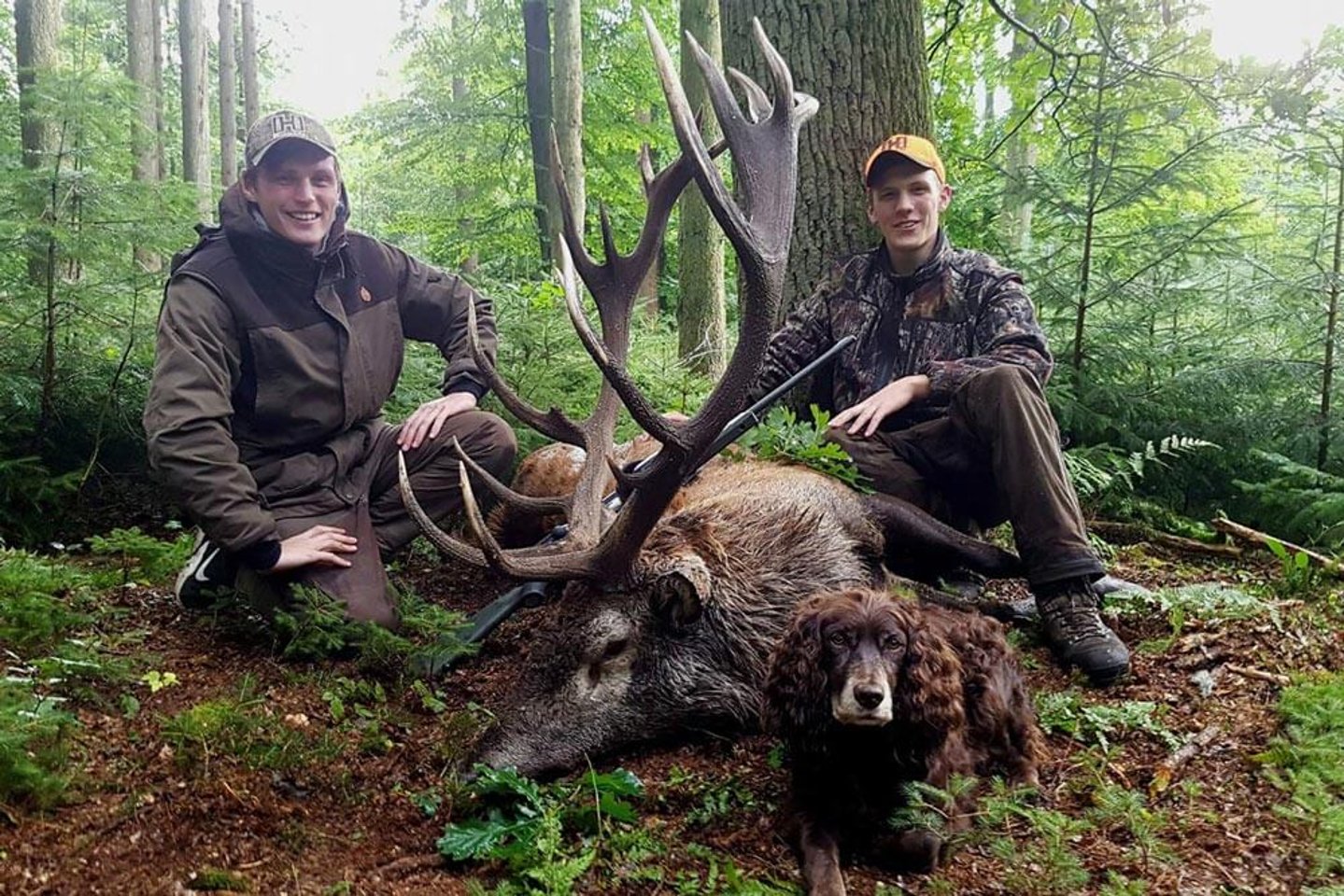 Jagd auf einen reifen Rothirsch mit den Hunter Brothers Hunter Brothers mit Rothirsch
