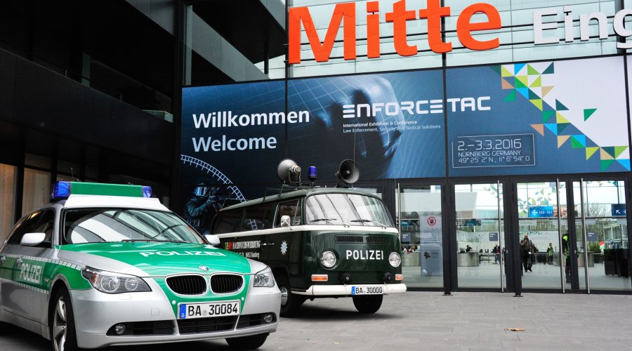 Enforce Tac 2016 Polizeifahrzeuge vor dem Messeeingang