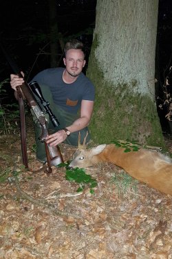 Der Jäger Marc von Jagen meine Passion posiert zur Blattzeit mit einem Bock, den er aufs Blatt springen ließ.