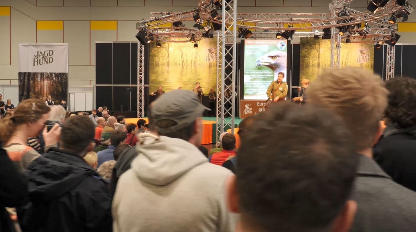 Besucher beim Rundgang auf der Messe Jagd & Hund 2018