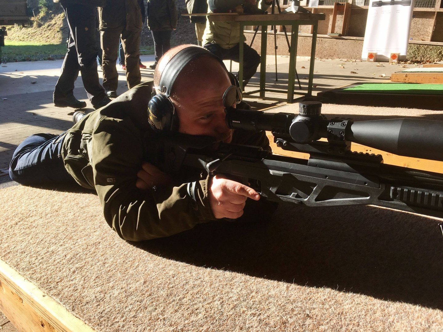 Seminarteilnehmer macht sich für das Schießtraining beim Weitschuss-Seminar der MINOX Academy bereit.